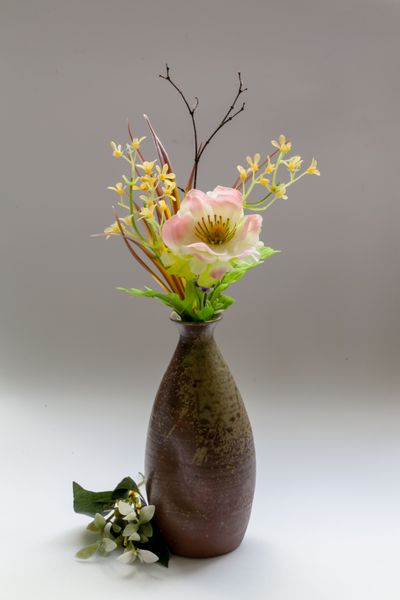 گل مصنوعی در گلدان سرامیکی