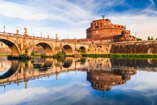 رم ایتالیا پل و قلعه سنت آنجلو و رودخانه تیبر ساخته شده توسط امپراتور هادریان به عنوان مقبره در 123 بعد از میلاد امپراتوری روم باستان برجسته