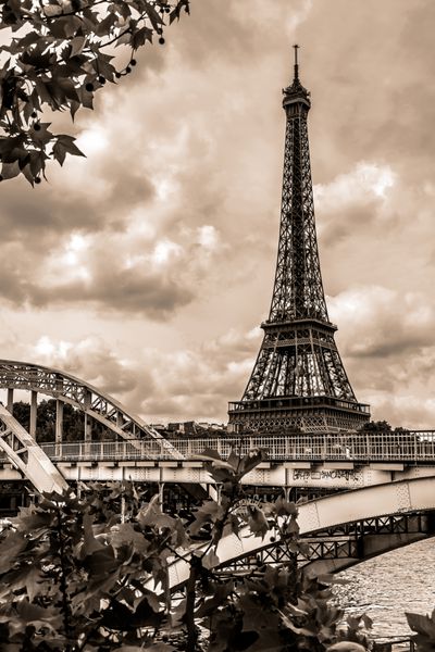 تور ایفل برج ایفل واقع در Champ de Mars در پاریس به نام مهندس گوستاو ایفل برج ایفل بلندترین بنای پاریس و پربازدیدترین بنای تاریخی در جهان است فرانسه قدیمی