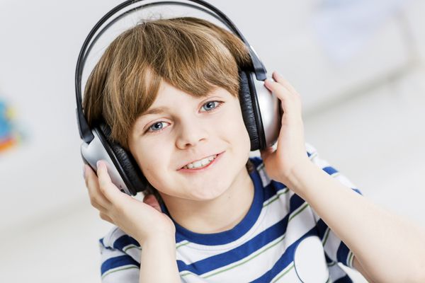 پسر ناز با هدفون و لذت بردن از موسیقی