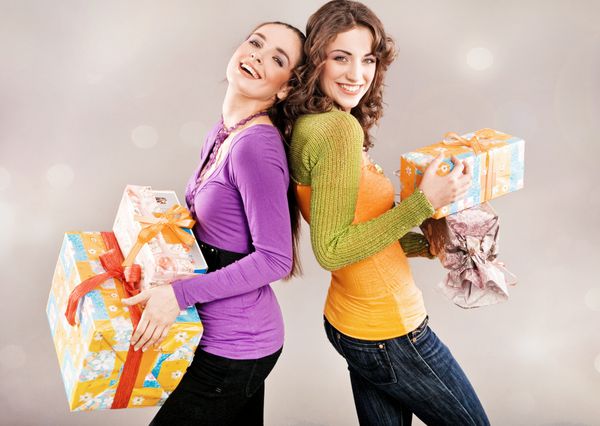 دو دختر جذاب هدایایی در دست دارند