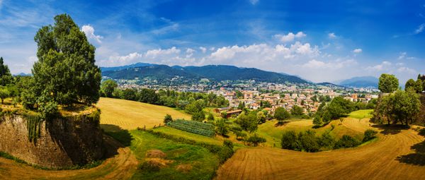 برگامو شهری در لومدی ایتالیا است دامنه کوه های آلپ ترنج بلافاصله از شمال شهر شروع می شود
