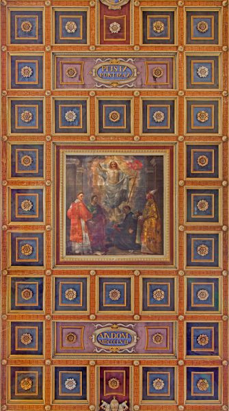 رم ایتالیا - 25 مارس 2015 سقف حکاکی شده در صندوقچه با نقاشی دیواری مسیح رستاخیز در میان مقدسین توسط روبرتو بومپیانیین 1860 در کلیسای chiesa di san lorenzo in lucina