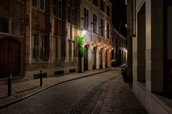 خیابان باریک قرون وسطایی سنتی بروژ در شب