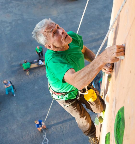 فرد مسن در حال تمرین ورزش های شدید کوهنورد و سخره نوردی