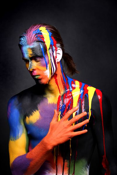 هنر بدن مردی که با رنگ های مقدس نقاشی شده است