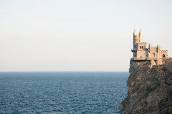 قلعه آشیانه پرستو که بر فراز صخره شفق قطبی کریما ساخته شده است