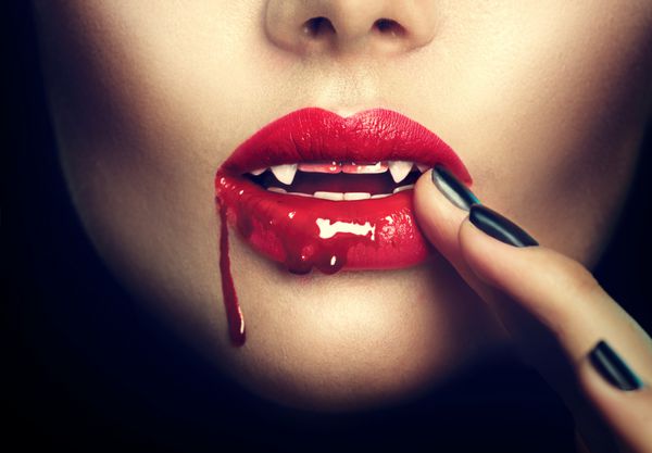 لب های زن خون آشام با خون طراحی هنری هالووین جذاب مد