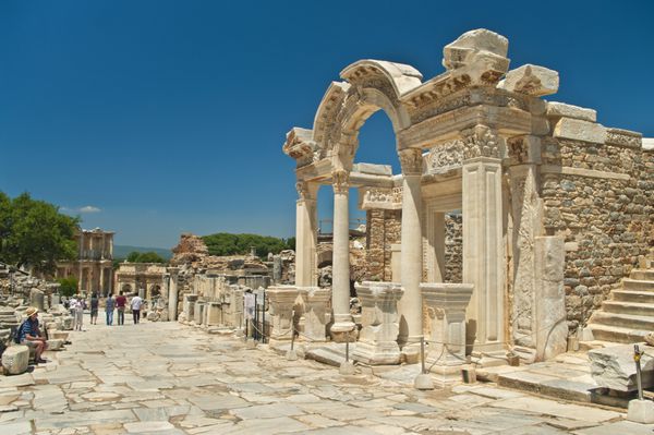 ایزمیر ترکیه - 14 مه 2015 ویرانه‌های معبد هادریان با گردشگرانی که در مسیر منتهی به کتابخانه سلسوس در شهر باستانی افسوس قدم می‌زنند که منظره میراث یونسکو است