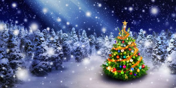 درخت کریسمس رنگارنگ باشکوه در فضای باز در یک شب برفی با پرتویی از نور جادویی در آسمان برای خلق و خوی عالی کریسمس