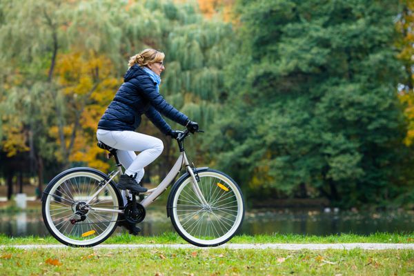 دوچرخه سواری شهری - دوچرخه سواری زن در پارک شهر