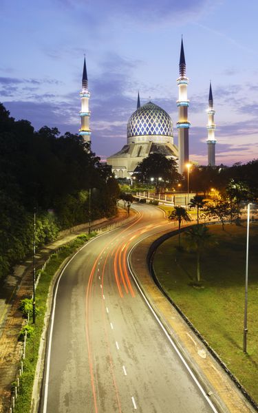 مسجد زیبای سلطان صلاح الدین عبدالعزیز شاه همچنین به عنوان مسجد آبی شناخته می شود واقع در شاه عالم سلنگور مالزی در هنگام طلوع خورشید