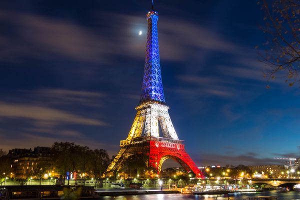 پریس فرانسه-18 نوامبر 2015 برج ایفل با رنگ های پرچم ملی فرانسه آبی سفید و قرمز به احترام قربانیان حملات تروریستی روز جمعه 13 نوامبر در پاریس روشن شد