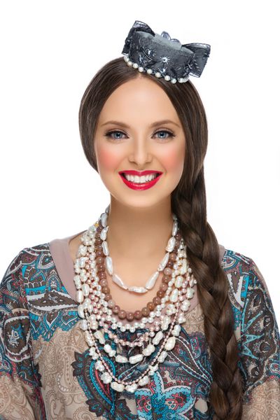 زن جوان شاد زیبا با لباس روسی جدا شده روی پس زمینه سفید