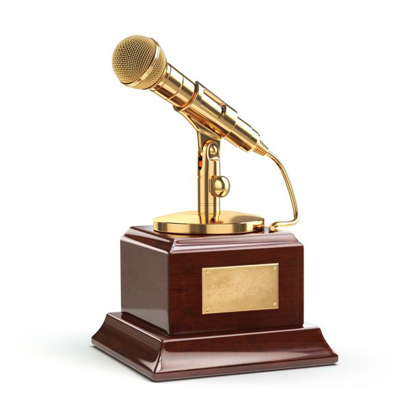 مفهوم جایزه موسیقی یا روزنامه نگاری میکروفون طلایی جدا شده روی سفید 3 بعدی