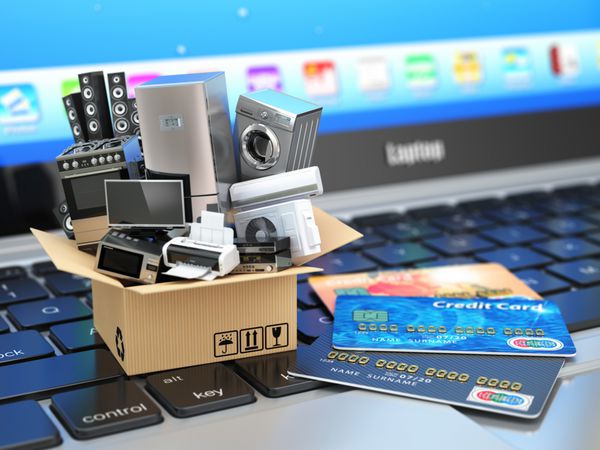 مفهوم تجارت الکترونیک یا خرید آنلاین یا تحویل لوازم خانگی در جعبه با کارت های اعتباری روی صفحه کلید لپ تاپ 3 بعدی