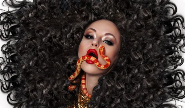 مدل زن با موهای فر سیاه و مار