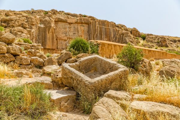 ویرانه‌های مقبره‌های سلطنتی بر روی تپه در شهر قدیمی تخت جمشید پایتخت امپراتوری هخامنشی ۵۵۰ تا ۳۳۰ پیش از میلاد