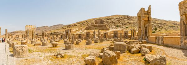 تخت جمشید ایران - 3 می 2015 بازدید بازدیدکنندگان از خرابه های باستانی ستون های شهر قدیمی