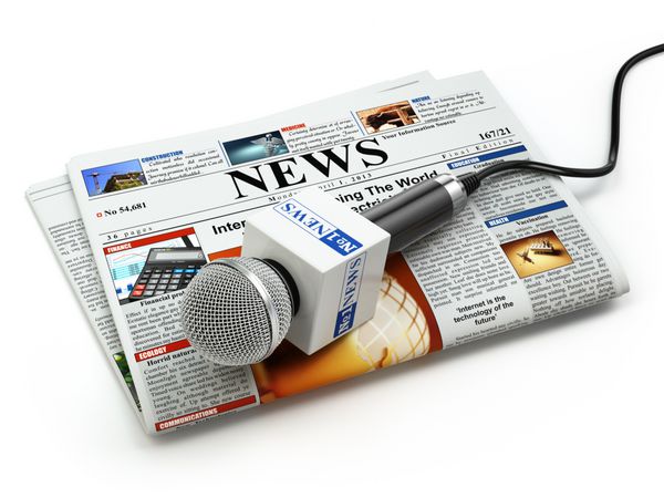 مفهوم خبر یا روزنامه نگاری میکروفون روی روزنامه ایزوله شده روی سفید 3 بعدی