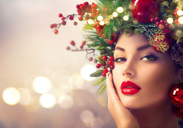زن مد زمستان کریسمس مدل موهای زیبای جشن سال نو و درخت کریسمس آرایش دختر مدل زیبایی روی پس زمینه درخشان مدل موی خلاقانه تزئین شده با گلدان
