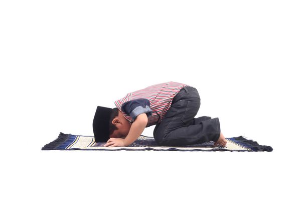 توضیح دعای اسلامی کودک آسیایی که در حین نماز حرکات کامل مسلمانان را نشان می دهد