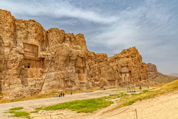 نقش رستم ایران - 3 می 2015 گردشگران در حال بازدید از آثار تاریخی گورستان باستانی در نزدیکی خرابه های تخت جمشید شهر قدیمی