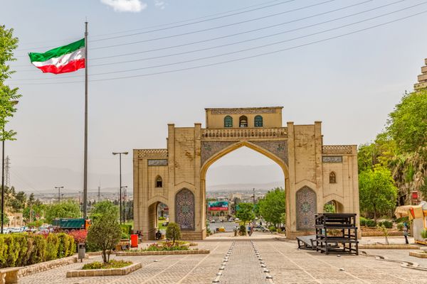 شیراز ایران - 3 اردیبهشت 1394 دروازه قرآن در شمال شهر اعتقاد بر این بود که مسافرانی که از زیر دروازه ها می گذرند هنگام شروع سفر برکت کتاب مقدس را دریافت می کنند