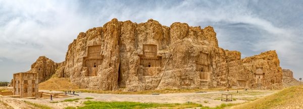 نقش رستم ایران - 3 می 2015 گردشگران در حال بازدید از آثار تاریخی گورستان باستانی در نزدیکی خرابه های تخت جمشید شهر قدیمی