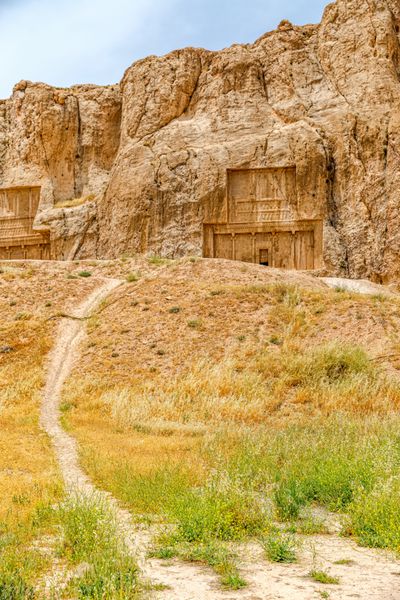 مسیر منتهی به آرامگاه حکاکی شده در نقش رستم گورستانی باستانی که در حدود 12 کیلومتری تخت جمشید ایران قرار دارد