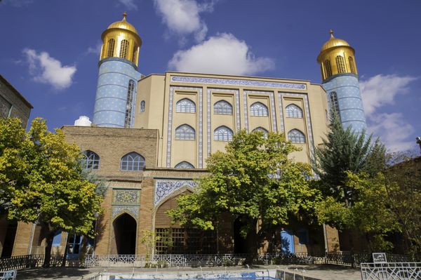 مسجد با موزاییک رنگی سنتی ایران