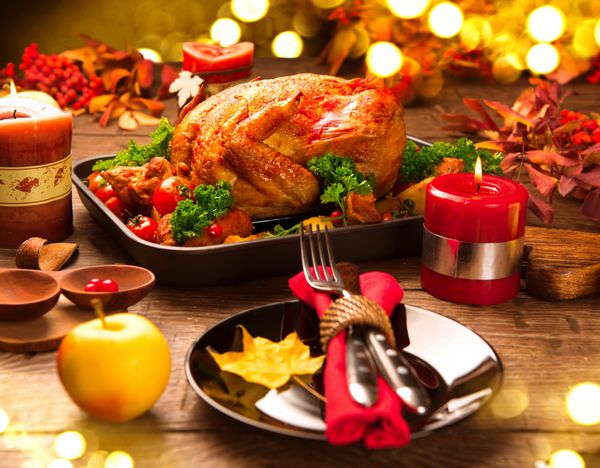 بوقلمون کبابی شام کریسمس میز با بوقلمون تزئین شده با شمع مرغ سوخاری سفره آرایی شام کریسمس