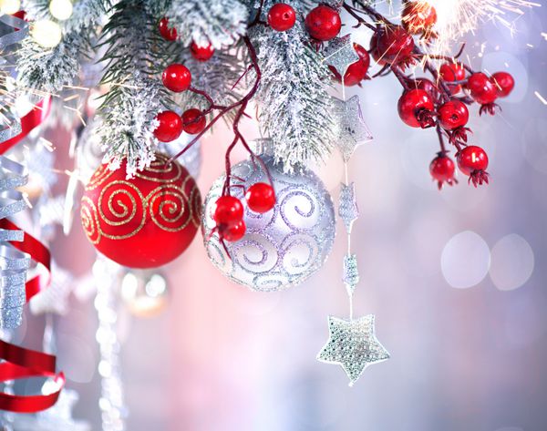 پس زمینه تعطیلات کریسمس بابل های آویزان روی درخت کریسمس پس زمینه سال نو دکوراسیون نقره ای انتزاعی تار بوکه حلقه چشمک زن درخت کریسمس تزئین شده چراغ ها چشمک می زنند