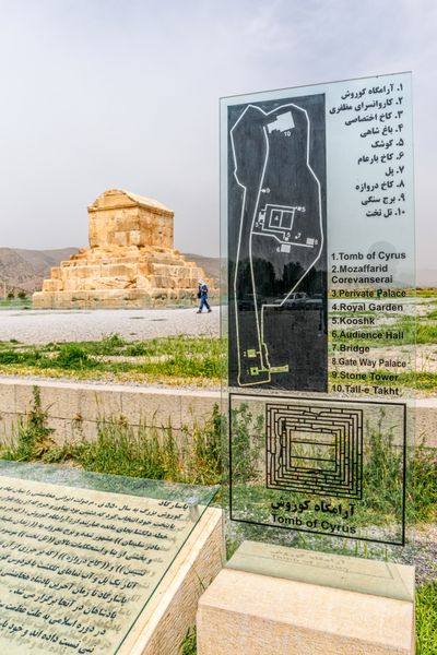پاسارگاد ایران - 14 اردیبهشت 1394 پلان محوطه باستانی روبروی آرامگاه کوروش کبیر