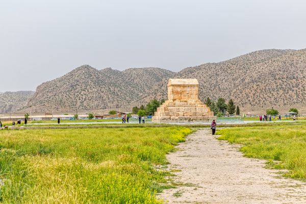 پاسارگاد ایران - 4 اردیبهشت 1394 گروه گردشگران با راهنمای تور در حال بازدید از آرامگاه کوروش بزرگ