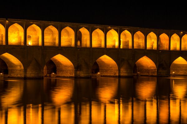 نمایی شب از پل سی و سه پل در اصفهان ایران