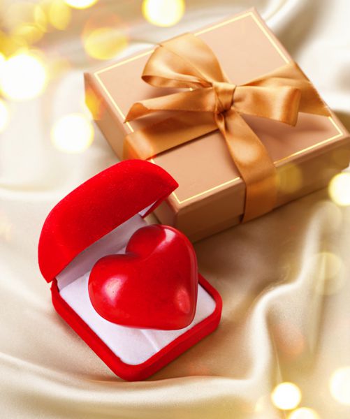 قلب و جعبه هدیه در زمینه ابریشم طلایی پس زمینه تعطیلات خیابان رمانتیک طراحی کارت روز جعبه هدیه مخملی قرمز با قلب روی ابریشم عشق