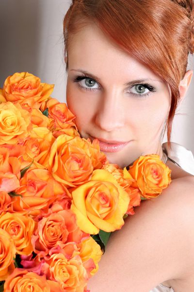 زن جوان زیبا با دسته گل رز