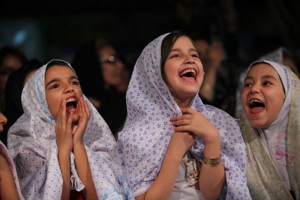تهران ایران - 4 آگوست 2011 دختر بچه های شاد در جشنواره ملی یادبود روز استقلال در مرکز تهران ایران شرکت می کنند