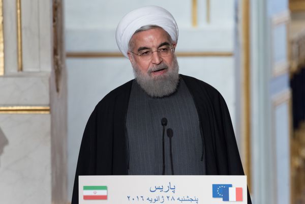 پاریس فرانسه - 28 ژانویه 2016 رئیس جمهور ایران در کنفرانس مطبوعاتی برای سفر رسمی خود به فرانسه برای امضای قرارداد