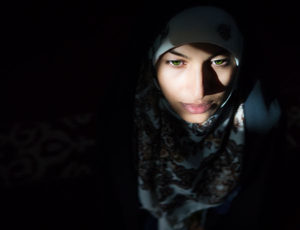 زن جوان مسلمان زیبا در تاریکی