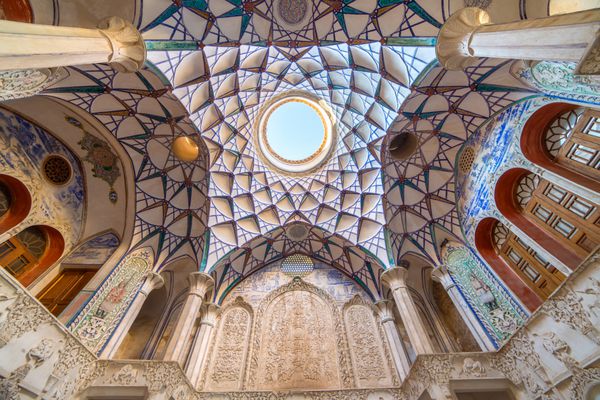 کاشان ایران - 18 آذر 1394 سقف زینتی خانه تاریخی بروجردی در کاشان ایران
