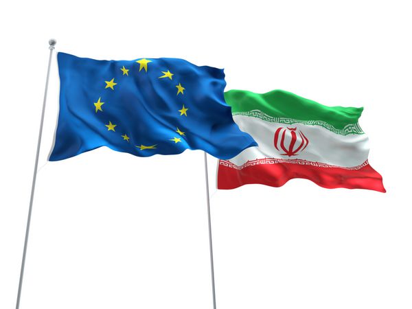 پرچم‌های ایران اتحادیه اروپا بر روی پس‌زمینه سفید جدا شده به اهتزاز در می‌آیند