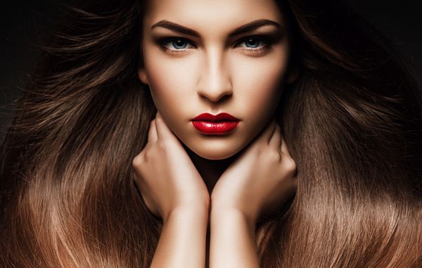 مو موهای بلند سالم مدل مو آرایش زن زیبا با موهای بلند چشمان آبی و لب های قرمز