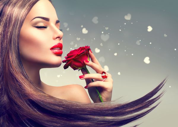 مدل لباس زیبایی زن با گل رز قرمز لب و ناخن قرمز دختر زیبای مد روز با موهای بلند در حال پرواز زیبا با آرایش و مانیکور لوکس