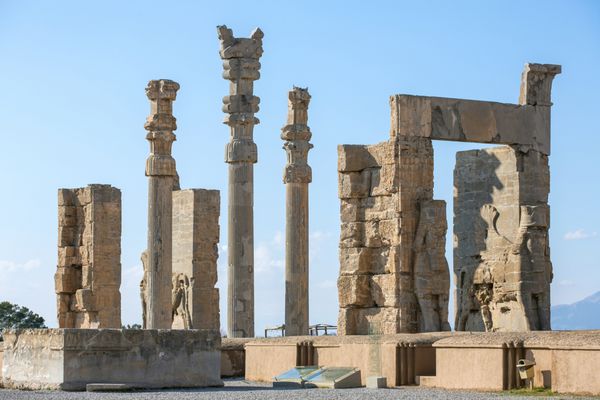 ستون های باستانی در شهر تخت جمشید ایران