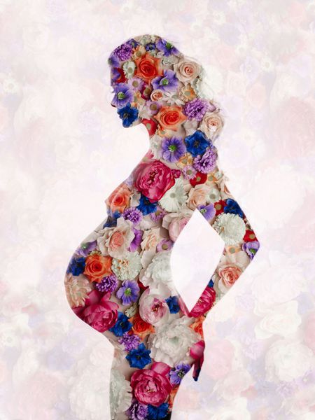 مد هنر مفهومی استودیویی بانوی باردار کامل در پس زمینه گل