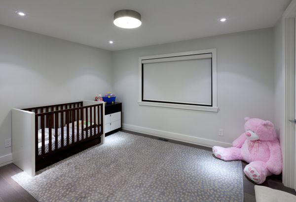 اتاق خالی نوزاد در خانه لوکس جدید