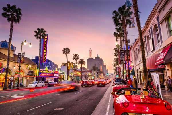 لس آنجلس کالیفرنیا - 1 مارس 2016 ترافیک در بلوار هالیوود در غروب منطقه تئاتر جاذبه گردشگری معروف است