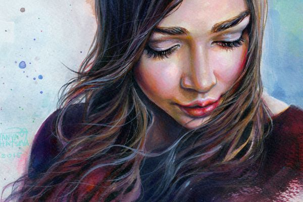 نقاشی رنگارنگ آبرنگ دختر جوان زیبا با موهای بلند که با لبخند غمگین در پس زمینه آسمان نگاه می کند